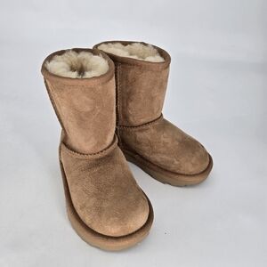 Ugg Classic II Boot Cozy Tan Suede Boots size kids 8